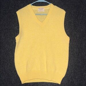 1970s 100% Shetland Wool Men's Yellow V-Neck Sweater Vest Large